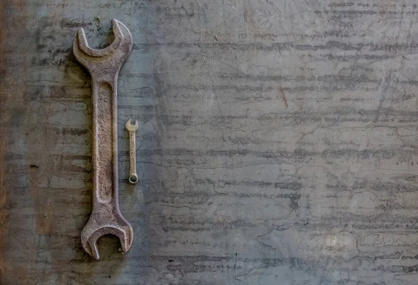 Starý Rezavý Klíč Bílém Kovovém Pozadí Několik Klíčů Různých Velikostí — Stock fotografie