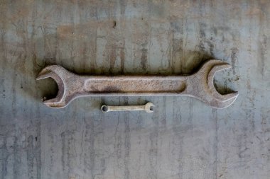 Demir kabataslak arka planda büyük ve küçük ingiliz anahtarı. Üst Manzara. Model yap. Düz konum.