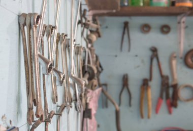 Büyük boyuttan küçük boyuta anahtarlar mavi bir duvarda asılı, garaj tamircisi aracı.