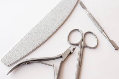 Beyaz arka planda manikür makası. Minimalizm konsepti. Model yap, uzay metni.