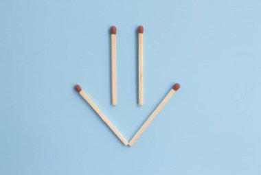 Mavi arka planda bir sırada eşleşiyorlar, kibritlerden aşağı ok. Üst Manzara. Model yap. Düz konum.