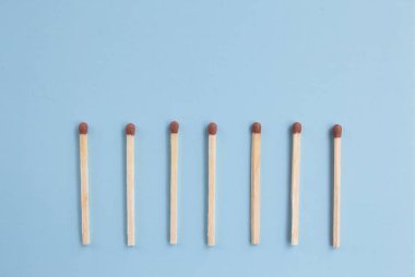 Mavi arka planda bir sırada eşleşiyorlar, kibritlerden aşağı ok. Üst Manzara. Model yap. Düz konum.