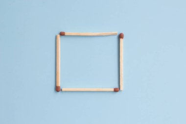 Mavi arka planda bir kibrit kutusu. Üst Manzara. Model yap. Düz konum.