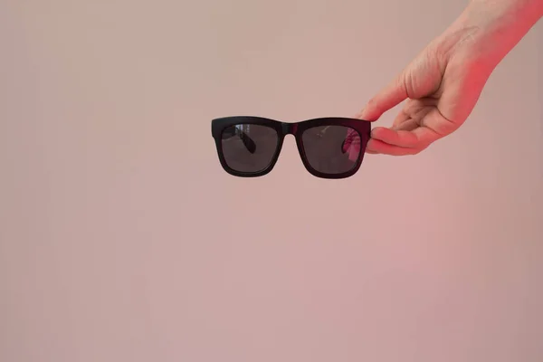 Makieta Okularów Przeciwsłonecznych Ręku Młodej Kobiety Szarym Tle Układ Przestrzenią — Zdjęcie stockowe
