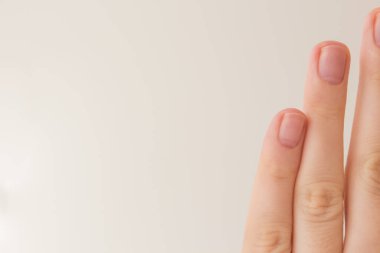  Beyaz arka planda yazı alanı olan tırnak etlerini ve manikürleri evde çıkarmak. Manikürsüz kadın parmakları..