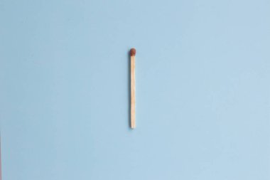 Mavi arka planda kibrit, ateş, ateş, ateş, ateş, ısı, ısıtma kavramı. Metin için kopyalama alanı olan kart.