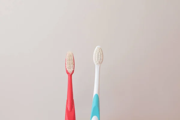 Κόκκινες Και Μπλε Οδοντόβουρτσες Γκρι Φόντο Παλιά Και Καινούργια Οδοντόβουρτσα — Φωτογραφία Αρχείου
