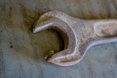 Beyaz ve metal arka planda eski paslı anahtar. Farklı boyutlarda anahtarlar. Metin için kopyalama alanı olan kart