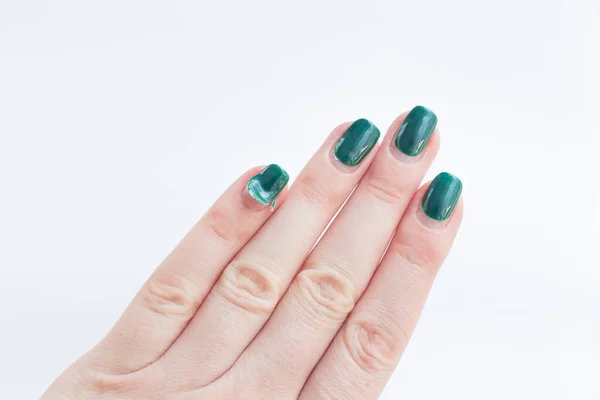 Beschädigter weiblicher Nagel mit grüner Maniküre. Gellack mit Nägeln abziehen. Heimmaniküre-Konzept — Stockfoto