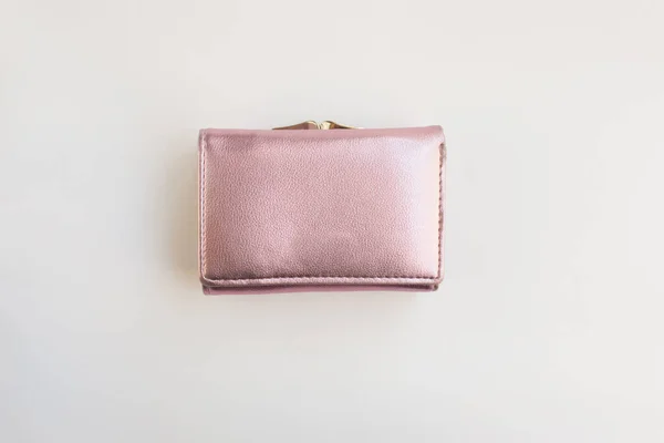 Металізований рожевий пастельний жіночий гаманець на білому тлі з узгодженням плоского планування. Бізнес, фінанси, гроші — стокове фото