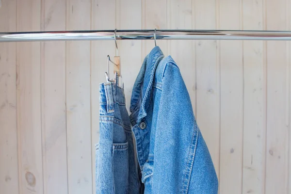 Džíny a džíny na ramínku. Módní džínové oblečení v modrém šatníku. jaro-letní kolekce, současné modely džín — Stock fotografie