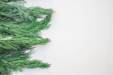 Beyaz mermer bir masanın üzerinde düz yeşillik düzeni ve metin için kopyalama alanı. Yeşil soğan tüyü, dereotu, maydanoz, ıspanak..