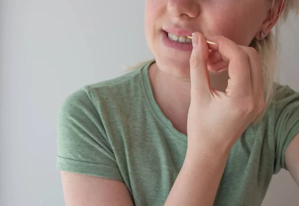 女の子はつまようじで歯を選ぶ 歯科医療の概念 つまようじからの害 — ストック写真