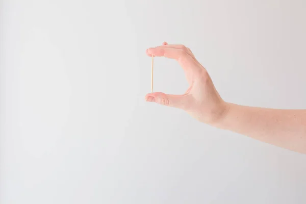 Palito Mão Feminina Sobre Fundo Branco Conceito Higiene Dentária Saúde — Fotografia de Stock