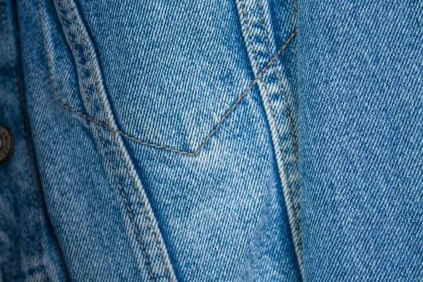 ジーンズとデニムのジャケットは真っ直ぐな縫い目で青でクローズアップ ワードローブの更新 最上階だ 平面構成 — ストック写真