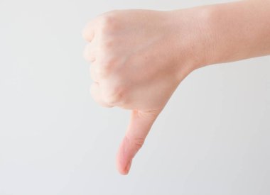 Metin boşluğu olan beyaz arkaplan ile başparmağınızı indirin. Asgari konsept, olumsuz düşünce. Kötü sonuç, hayal kırıklığı..