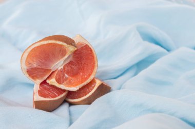 Düz uzanan modern soyut arka plan mavi kumaş. Güzel kıvrımlı doğal mavi doku. Blogger konsepti, Üst Görünüm.