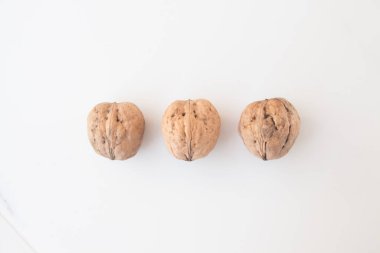  Beyaz arka planda cevizler, yakın plan. Vejetaryen ve vejetaryen kavramı. Fındıklardan Vitamin almak.