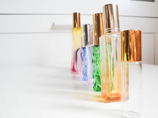 Set Van Gekleurde Cosmetische Flessen Ampullen Tubes Blikjes Een Witte — Stockfoto