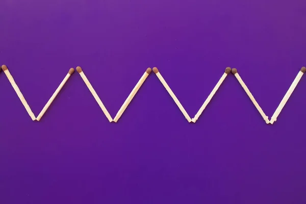 Geometrisches Muster Auf Violettem Hintergrund Aus Streichhölzern Lernkonzept Entwicklung — Stockfoto