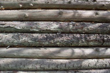 Arka plan olarak kereste kaplamasından yapılmış eski ahşap bir duvarın dokusu. Antika Doğal Çubuk Duvarı.