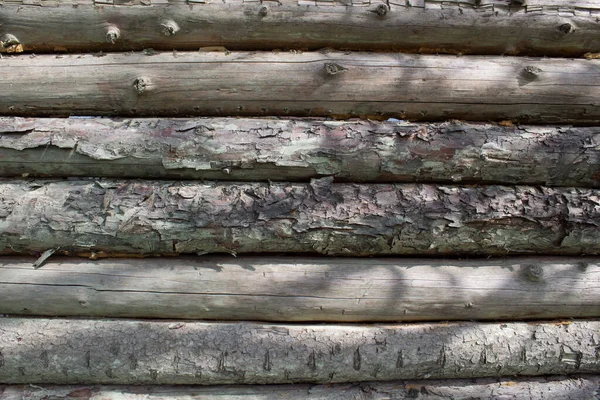 Arka plan olarak kereste kaplamasından yapılmış eski ahşap bir duvarın dokusu. Antika Doğal Çubuk Duvarı.