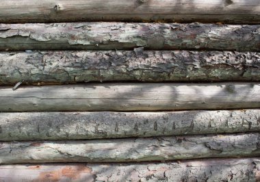 Arka plan olarak kereste kaplamasından yapılmış eski ahşap bir duvarın dokusu. Antika Doğal Çubuk Duvarı.