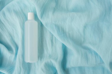 Düz mavi arka plan ve beyaz kozmetik şişe kavanozu vardı. Yaratıcı kozmetik düzenleme, minimal konsept, kopyalama alanı.