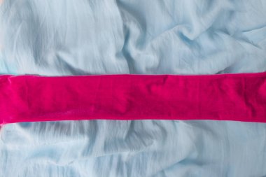 Fotokopi alanı olan lüks mavi ve pembe kumaşın tasarımı için. Blogger konsepti ve minimalizm, kumaş dokusu.