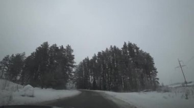 Pov araba şutu. Ön camdan Winter Road 'a. Buzlu kış yolu, arabanın ön tarafından çekilen görüş açısı..