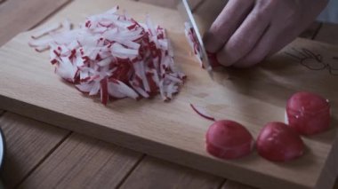 bir kesme tahtası üzerinde turp pişirmek, pirzola kadar kapatın