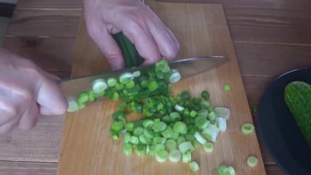 Cook plakjes groene uien op een snijplank, close-up Chop groene uien — Stockvideo