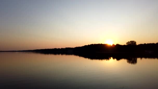 タイムラプスだ夏には静かな川に夕日 — ストック動画