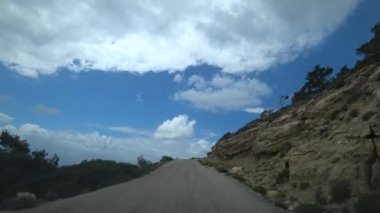 Pov araba şutu. Dar bir viraj ve bozuk bir yol boyunca yokuş yukarı tırmanmak. Arabadan manzara.