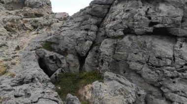 Adadaki yüksek kayalıklar. Uçurumdan deniz manzarası.