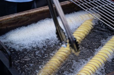 Şişte ince bir spiral şeklinde dilimlenmiş patates..