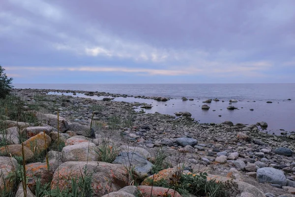Stenblock på en havskust. Vild stenig havsstrand en molnig dag. Fa — Stockfoto