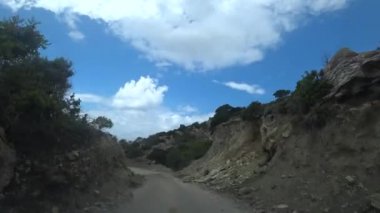 Arabadan manzara. Dar bir viraj ve bozuk bir yol boyunca yokuş yukarı tırmanmak. Pov araba şutu.