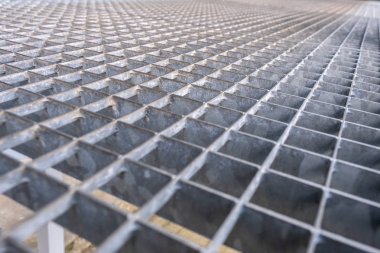 Gri galvanizli demir ızgara, bakış açısı. Metal Döşeme.