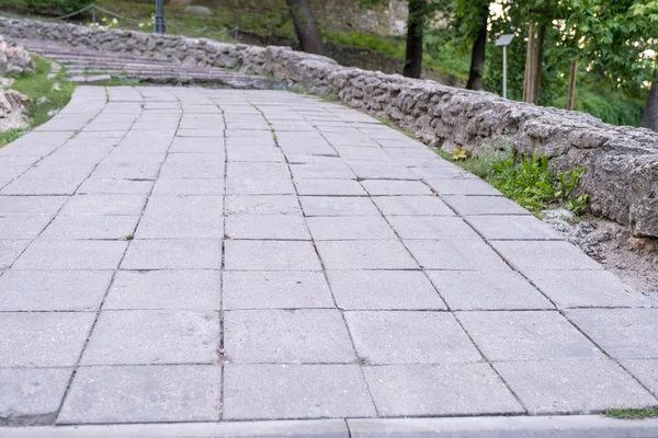 Taş kaldırım taşlarından yapılmış bir patika.
