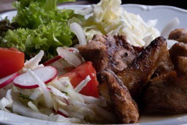 Et ve soğanlı tabak. Kapalı kuzu göğsü dilimleri. 