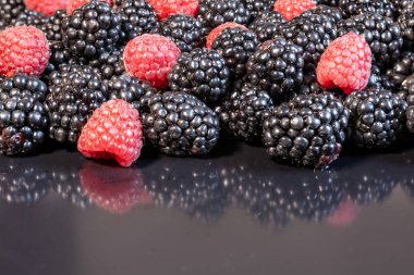 Olgun ve taze böğürtlen ve ahududu, tatlı kırmızı ahududu