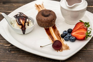 Beyaz tabakta çikolatalı lahanalı kek. Sıcak çikolatalı şekerleme.