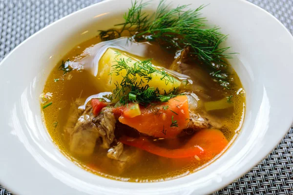 Гарячий суп Шурпа. Смачний ягнячий суп з картоплею та овочами . — стокове фото