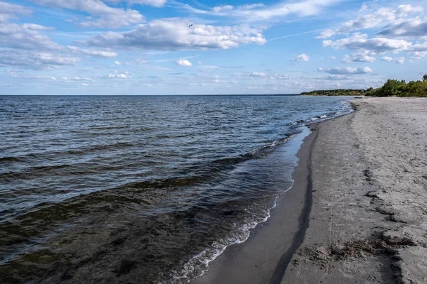 Verão baltic mar costa com ondas, manhã areia praia passeios — Fotografia de Stock