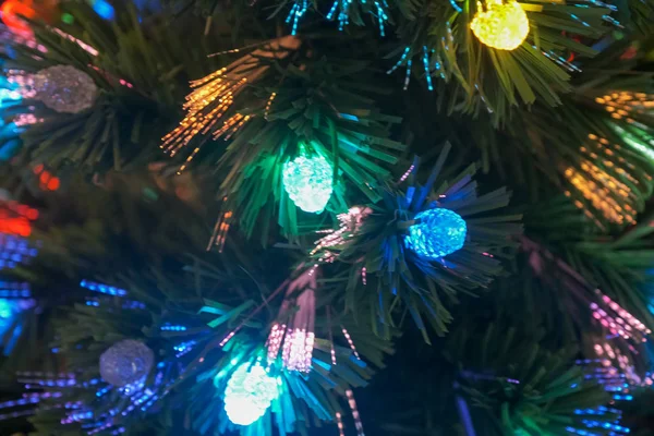 Noel şenliği arka planında, ladin dalları ve öndeki ışıklar ga