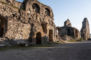 Pencereli eski taş duvar, eski bir şatonun kalıntıları.