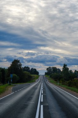Güneşli mavi gökyüzü ve sabahları beyaz bulutlar. Güzel özet