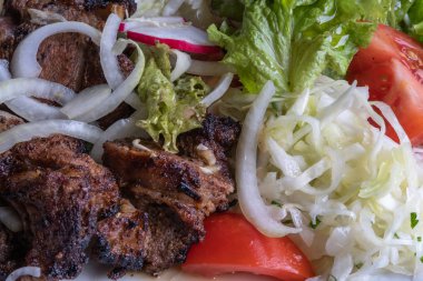 Et ve soğanlı tabak. Kapalı kuzu göğsü dilimleri. 