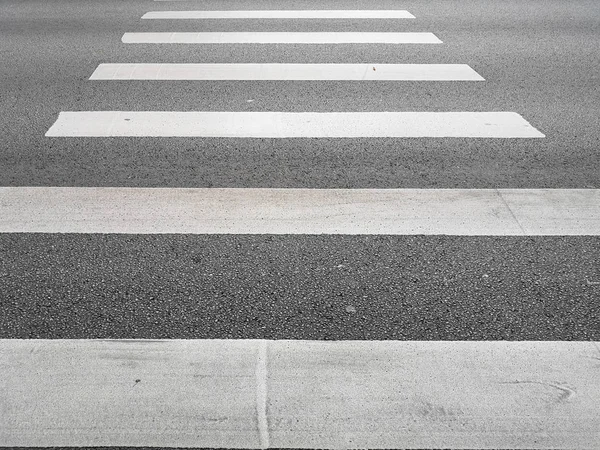 Marciapiede Persone Piedi Attraverso Strada Modo Sicuro Zebra Passaggio Pedonale — Foto Stock
